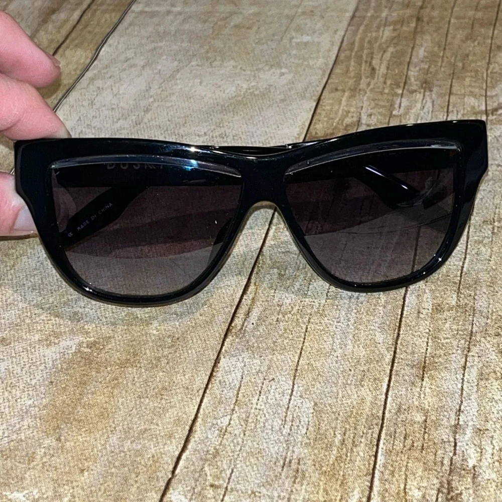 IVI DUSKY black sunglasses NWOT